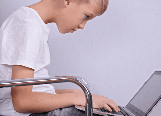 Çocuklarda Omurga Sağlığı: Doğru Duruş - Postür, Hareket ve Bilinçli Takibin Önemi